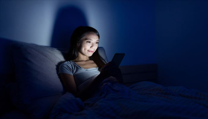 چگونه نور آبی بر خواب تأثیر می‌گذارد؟